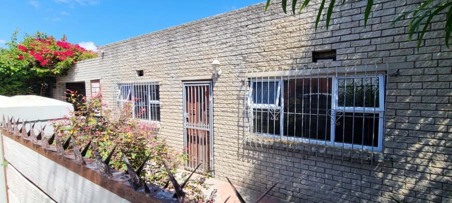 4 Bedroom Property for Sale in Sunbird Park Western Cape